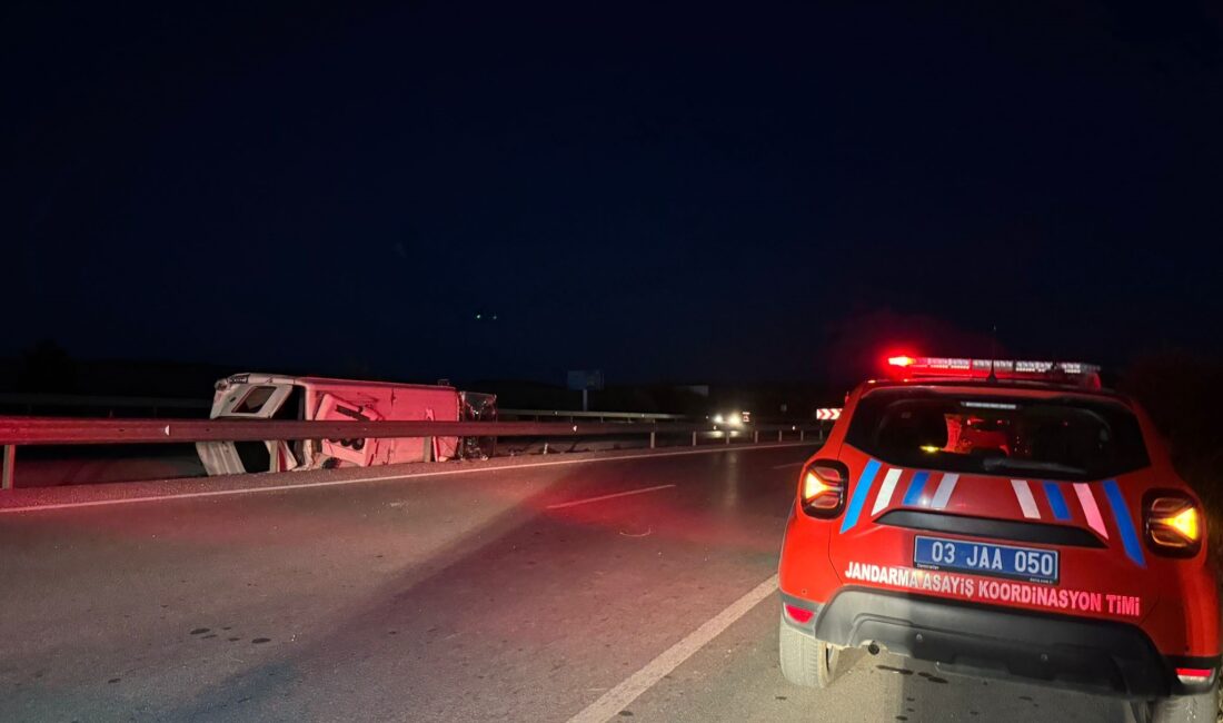 Afyonkarahisar'ın İhsaniye ilçesinde, bir otomobil ile yolcu midibüsünün çarpışması sonucu