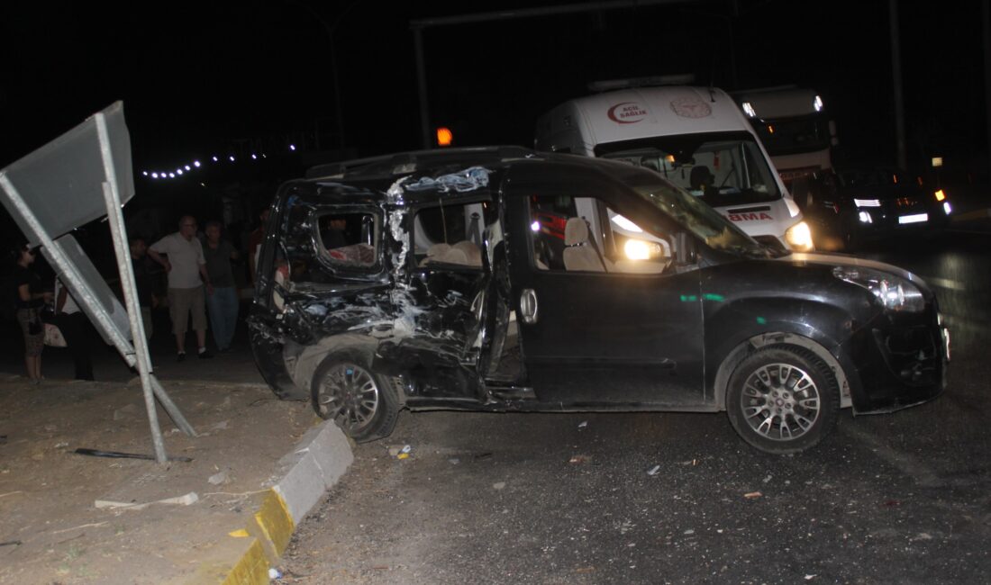 Manisa'nın Salihli ilçesinde, kamyon ile kamyonetin kavşakta çarpışması sonucu meydana