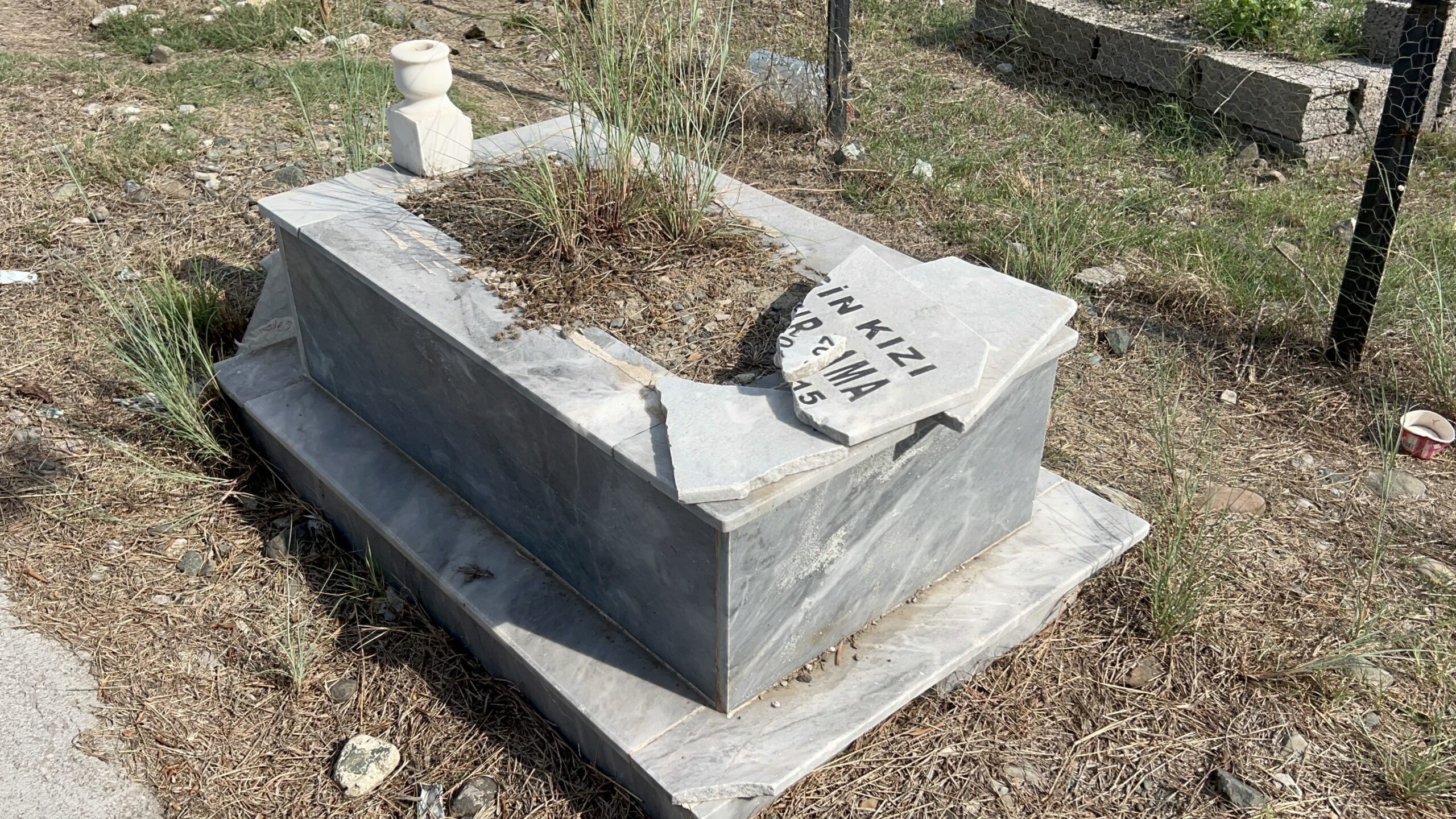 Hatay'ın Dörtyol ilçesinde kamuoyunda endişe yaratan ve 13 mezarın zarar
