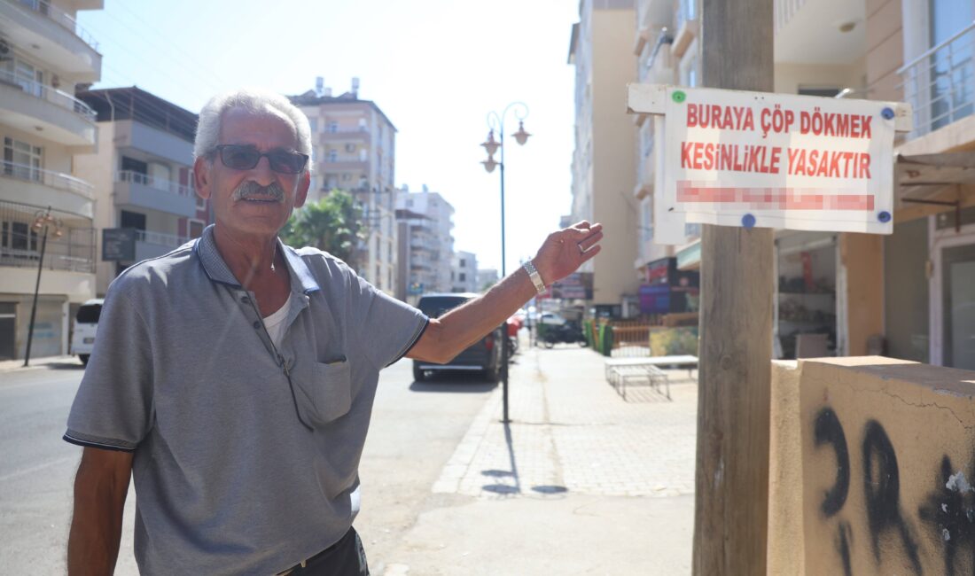 Hatay'ın Reyhanlı ilçesinde bir esnaf, iş yerinin önüne sürekli olarak