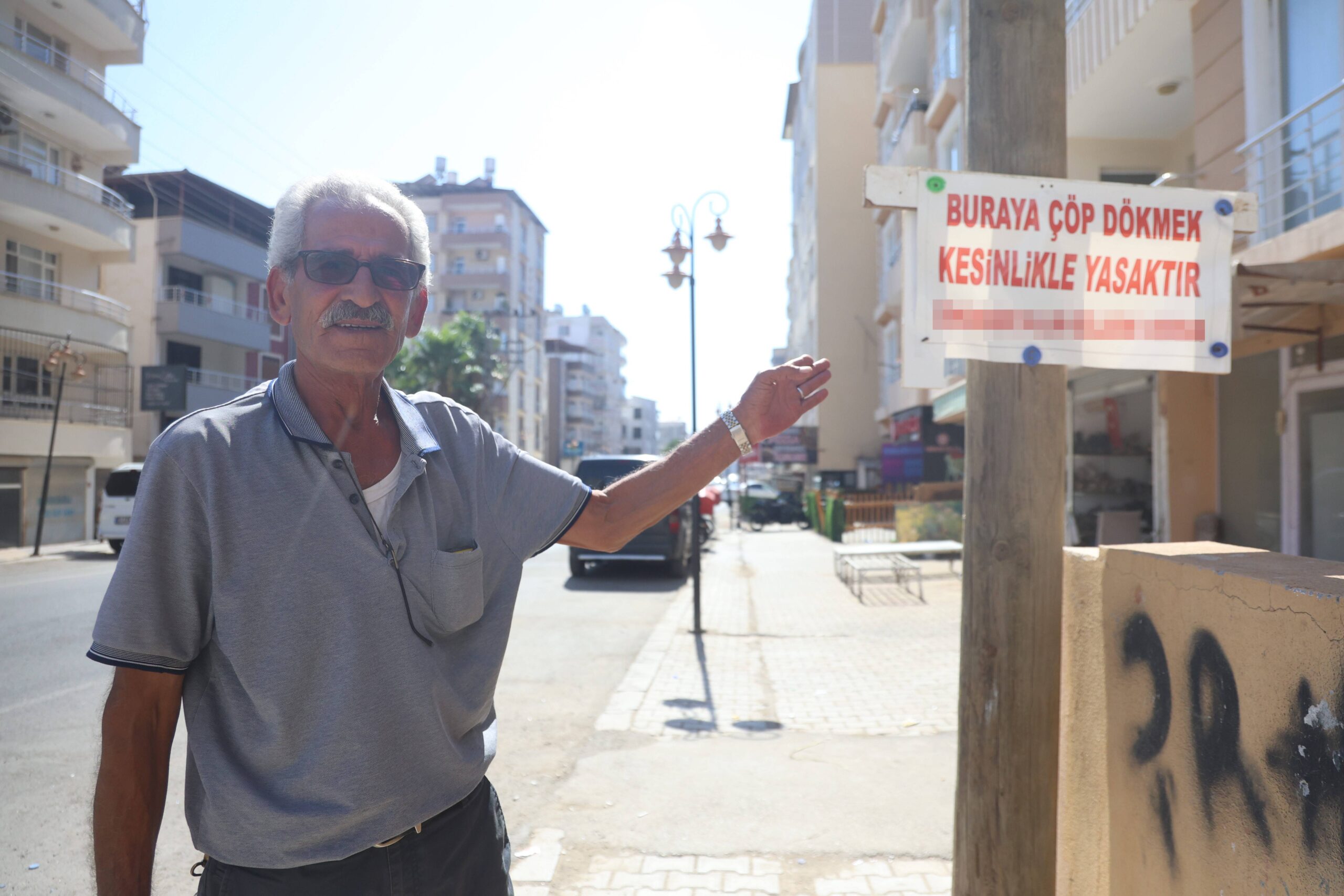 Hatay'ın Reyhanlı ilçesinde bir esnaf, iş yerinin önüne sürekli olarak