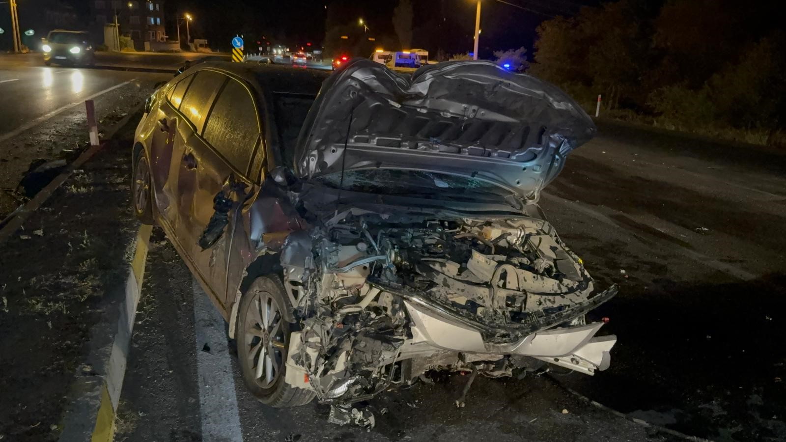 Afyonkarahisar'ın Çay ilçesinde iki otomobilin çarpışması sonucu meydana gelen elim