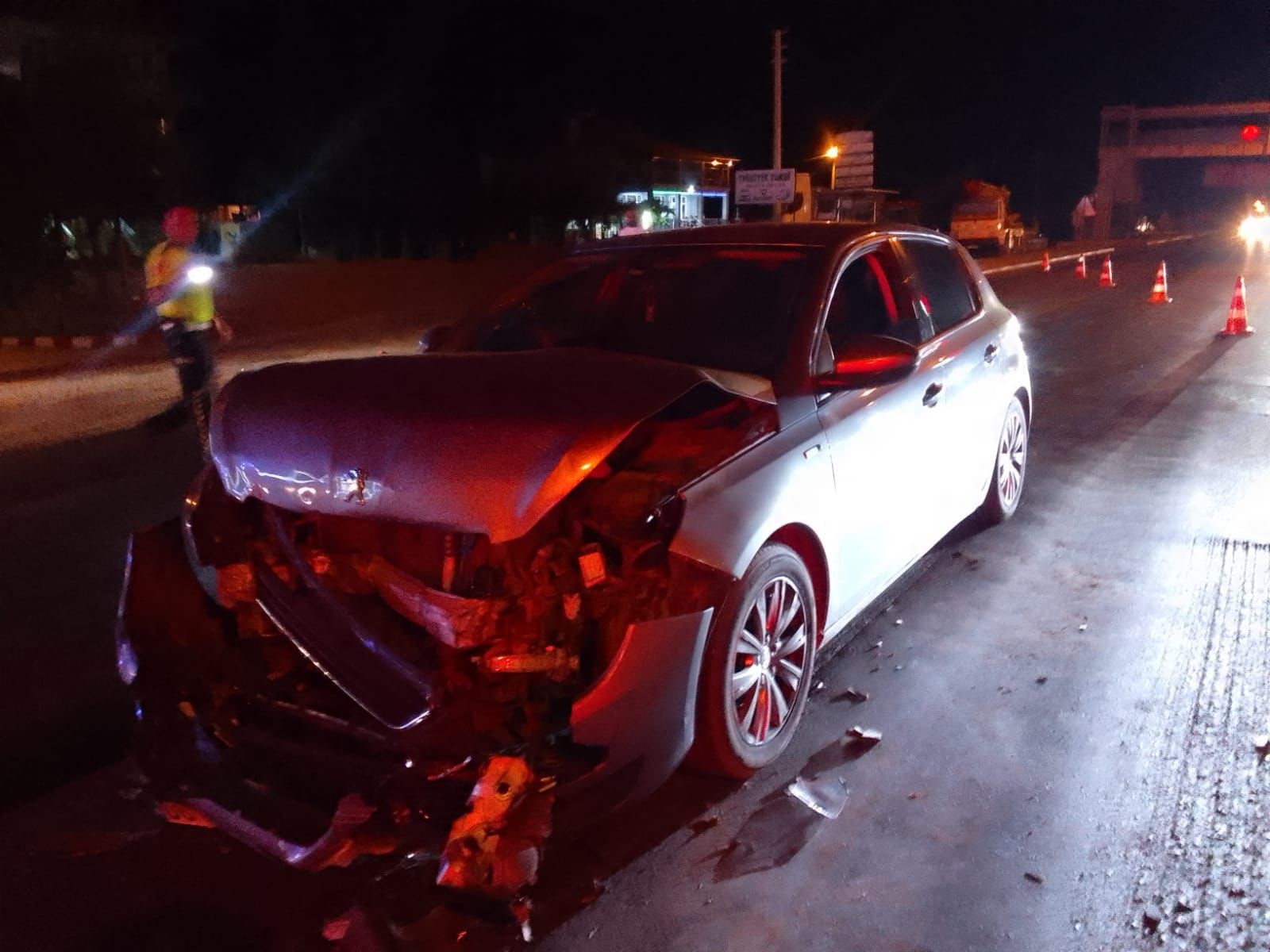Afyonkarahisar'ın Emirdağ ilçesi yakınlarında meydana gelen trafik kazasında, iki otomobilin