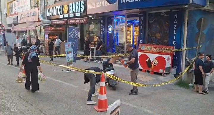 Bursa'nın Yıldırım ilçesinde, pazar alışverişinden dönen iki kişiye yönelik silahlı