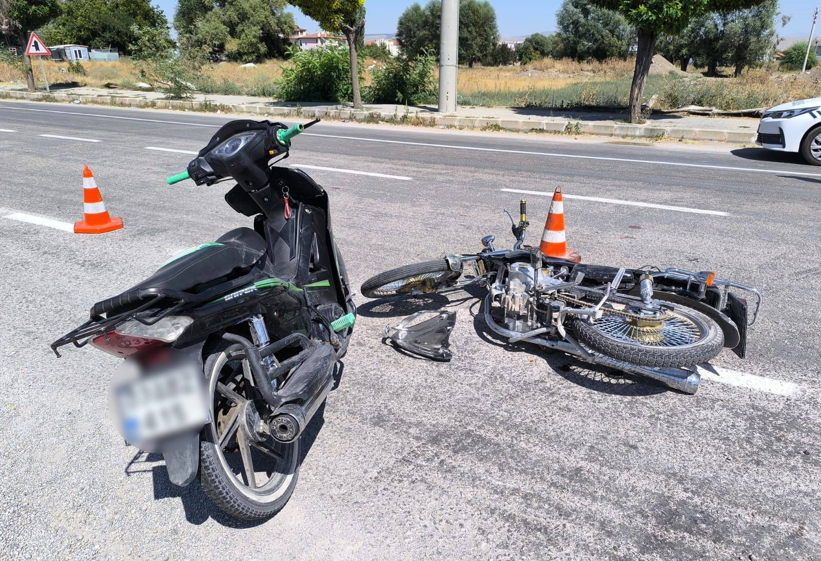 Afyonkarahisar'ın Şuhut ilçesinde meydana gelen trafik kazasında iki motosikletin çarpışması