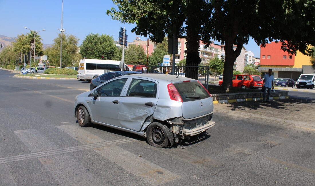 Aydın'ın Efeler ilçesinde, kavşakta iki aracın çarpışması sonucu meydana gelen