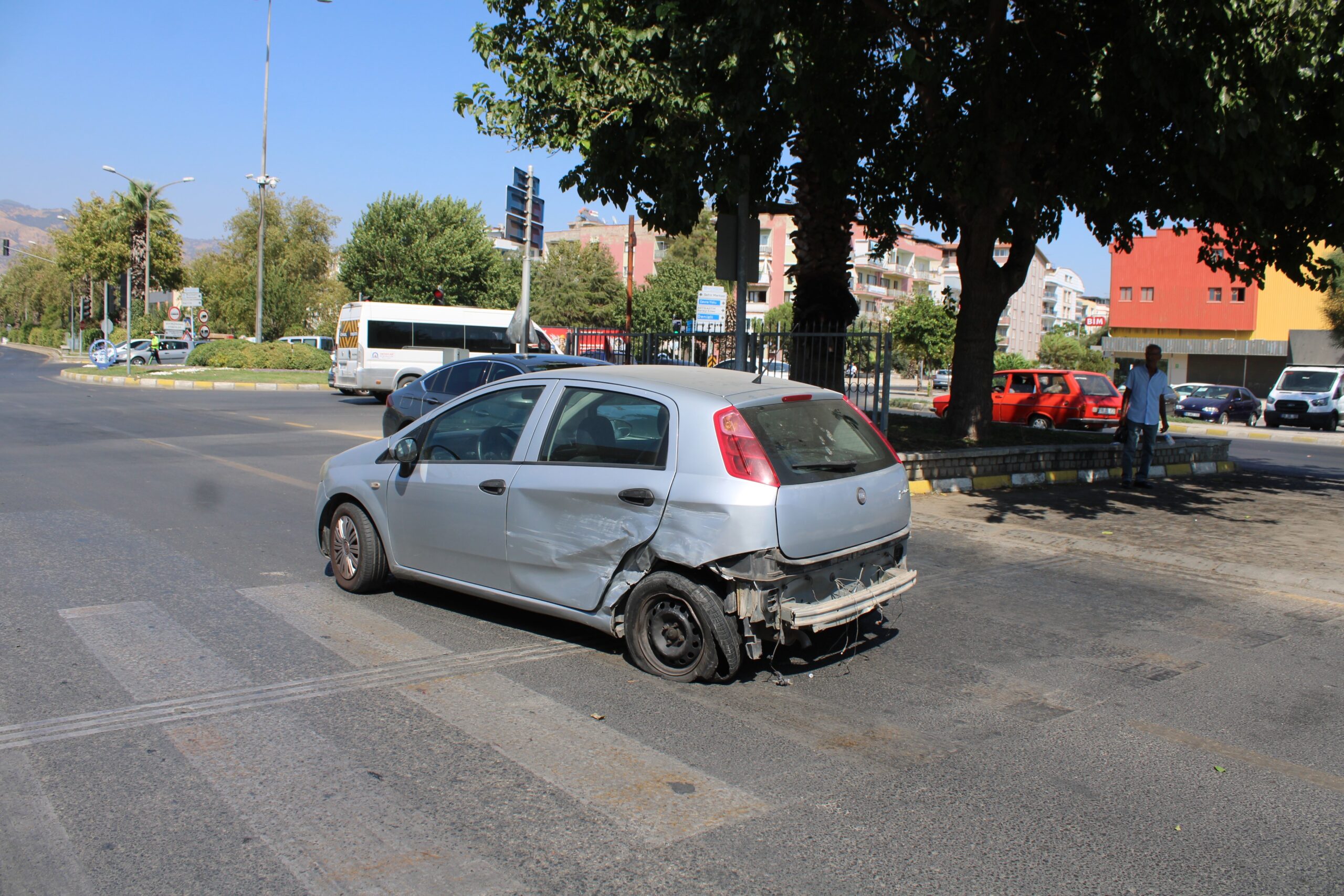 Aydın'ın Efeler ilçesinde, kavşakta iki aracın çarpışması sonucu meydana gelen