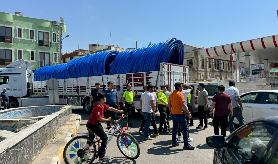 Şanlıurfa'nın Birecik ilçesinde, bir tırın park halindeki araca çarpmasıyla başlayan