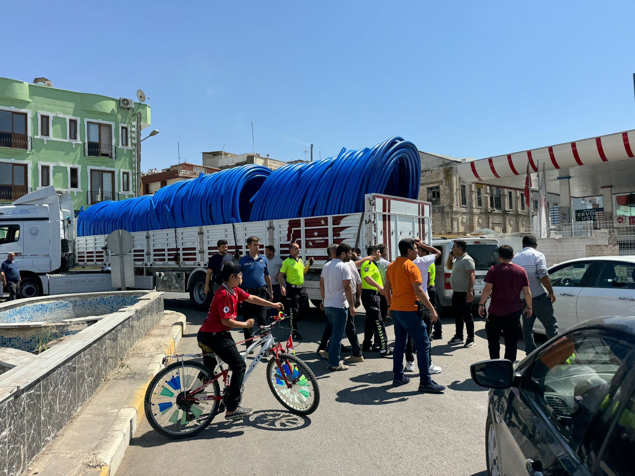 Şanlıurfa'nın Birecik ilçesinde, bir tırın park halindeki araca çarpmasıyla başlayan
