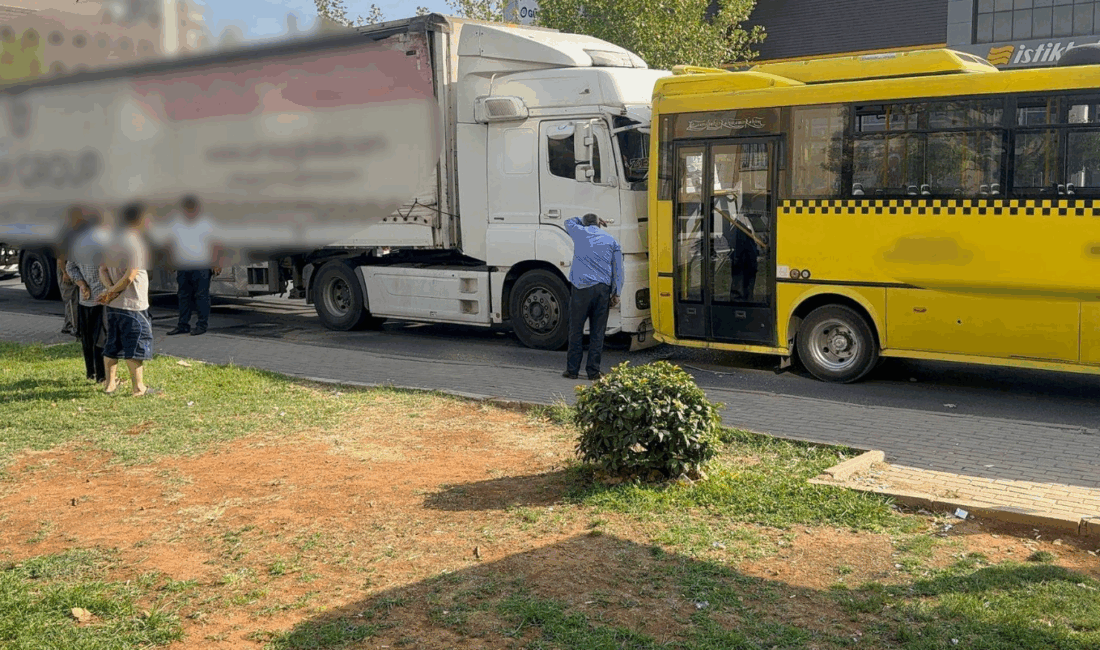Gaziantep'in Şehitkamil ilçesinde, durakta yolcu almakta olan bir halk otobüsüne