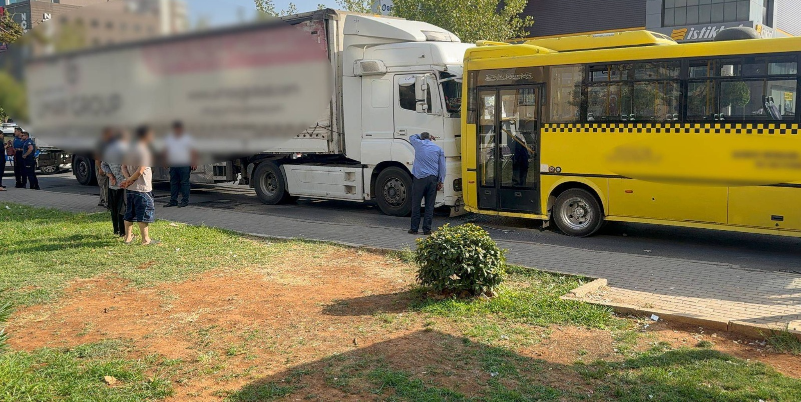 Gaziantep'in Şehitkamil ilçesinde, durakta yolcu almakta olan bir halk otobüsüne