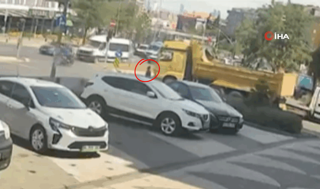 İstanbul Eyüpsultan'da, öğleden sonra saatlerinde manevra yapan bir hafriyat kamyonu,