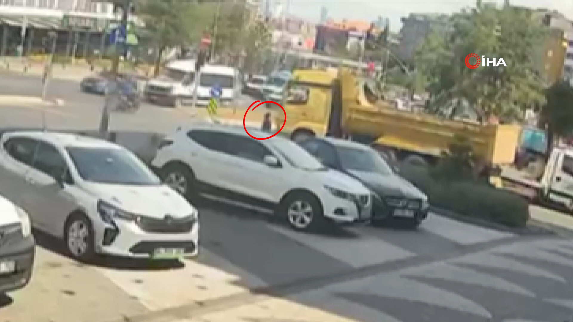 İstanbul Eyüpsultan'da, öğleden sonra saatlerinde manevra yapan bir hafriyat kamyonu,