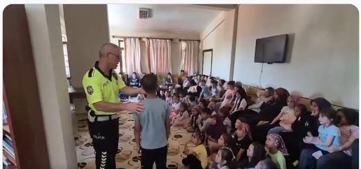 Afyonkarahisar İl Emniyet Müdürlüğü ekipleri, yaz Kur’an kurslarına katılan çocuklara