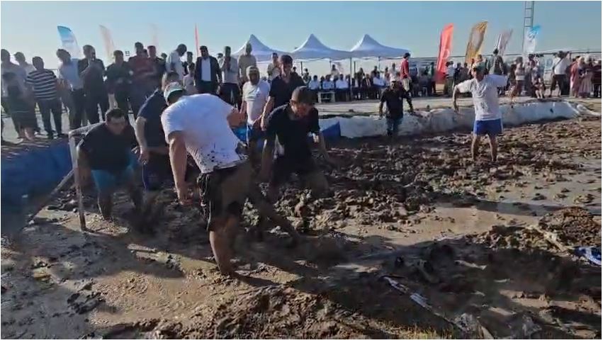 Afyonkarahisar’ın Sandıklı ilçesinde düzenlenen Çamur Festivali kapsamında gerçekleştirilen çamur futbolu