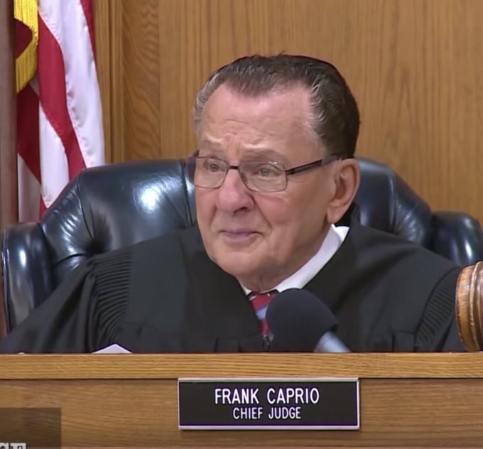 Hakim Frank Caprio, 88 yaşında hayata veda etti. Mahkemelerdeki babacan