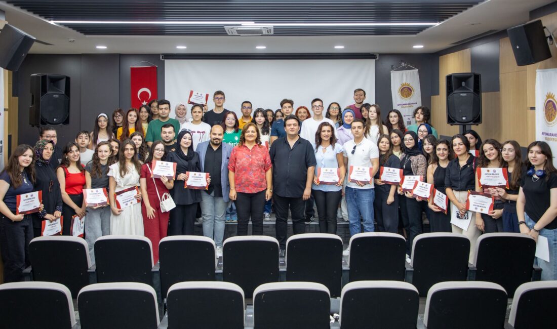 Afyonkarahisar Belediye Başkanı Burcu Köksal, belediye tarafından düzenlenen ücretsiz tiyatro