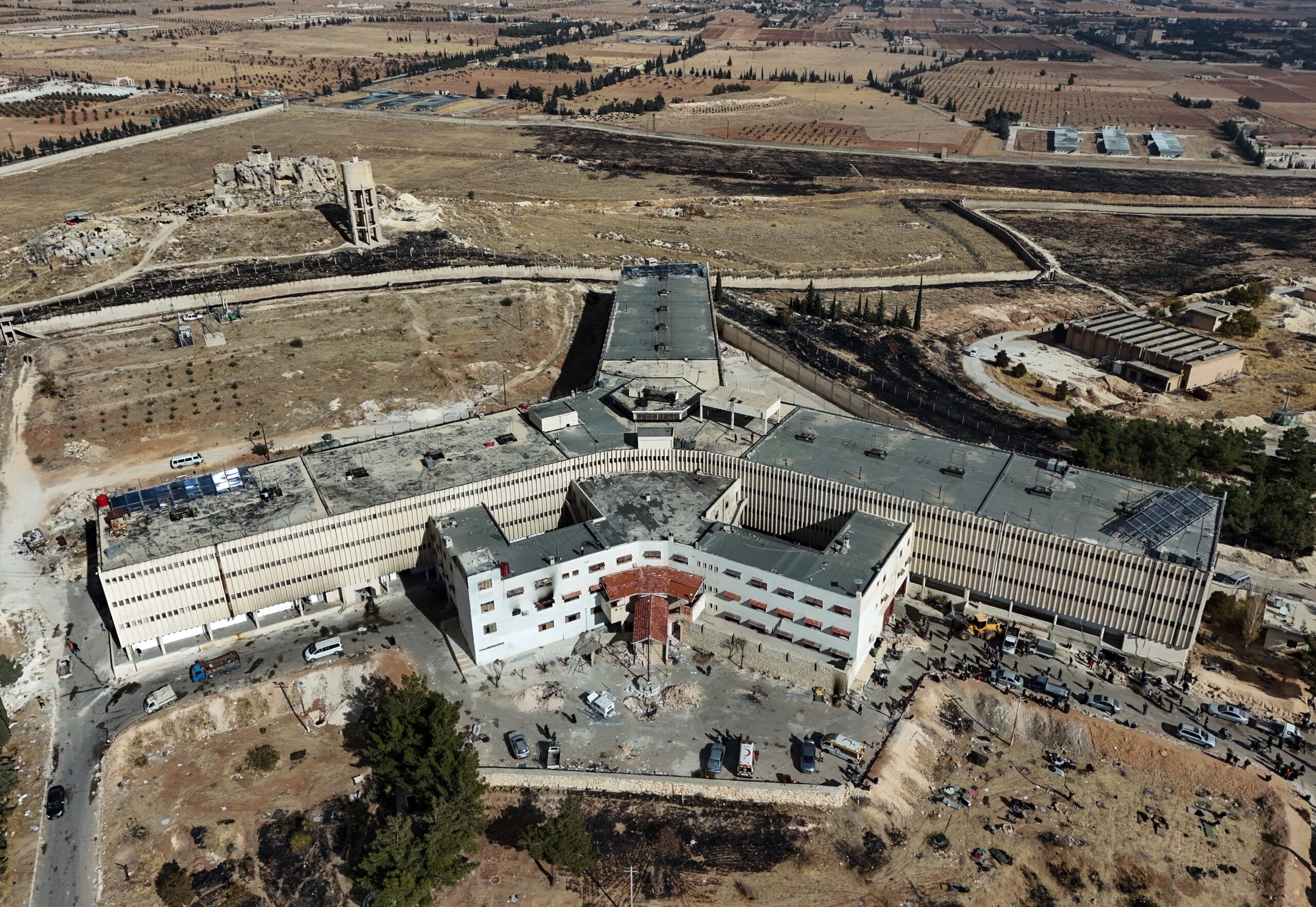 Suriye'nin en korkunç cezaevlerinden biri olan Sednaya Hapishanesi'nde görev yapmış