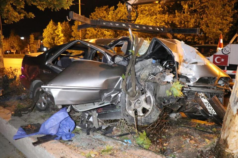 Denizli'de sürücüsünün direksiyon hakimiyetini kaybetmesi sonucu otomobil yol kenarındaki ağaca
