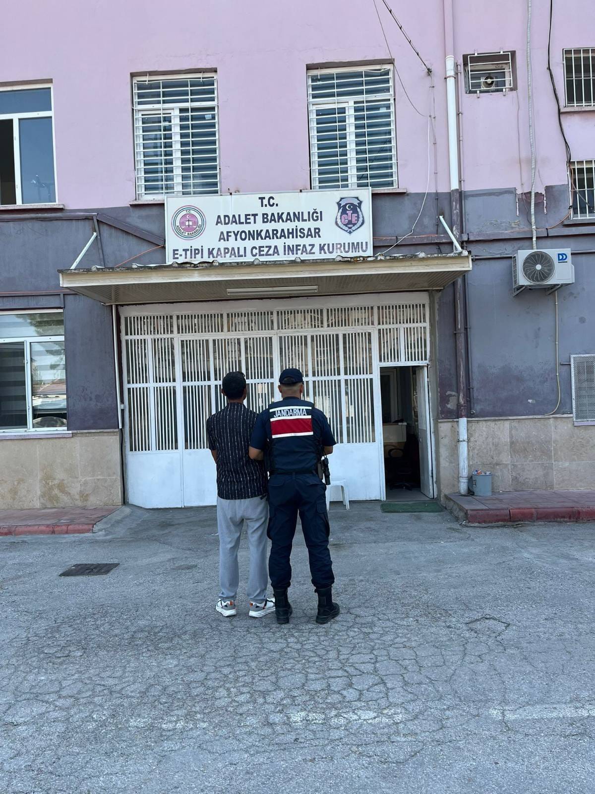 Afyonkarahisar İl Jandarma Komutanlığı ekiplerince yürütülen önleyici kolluk devriyesi sırasında,