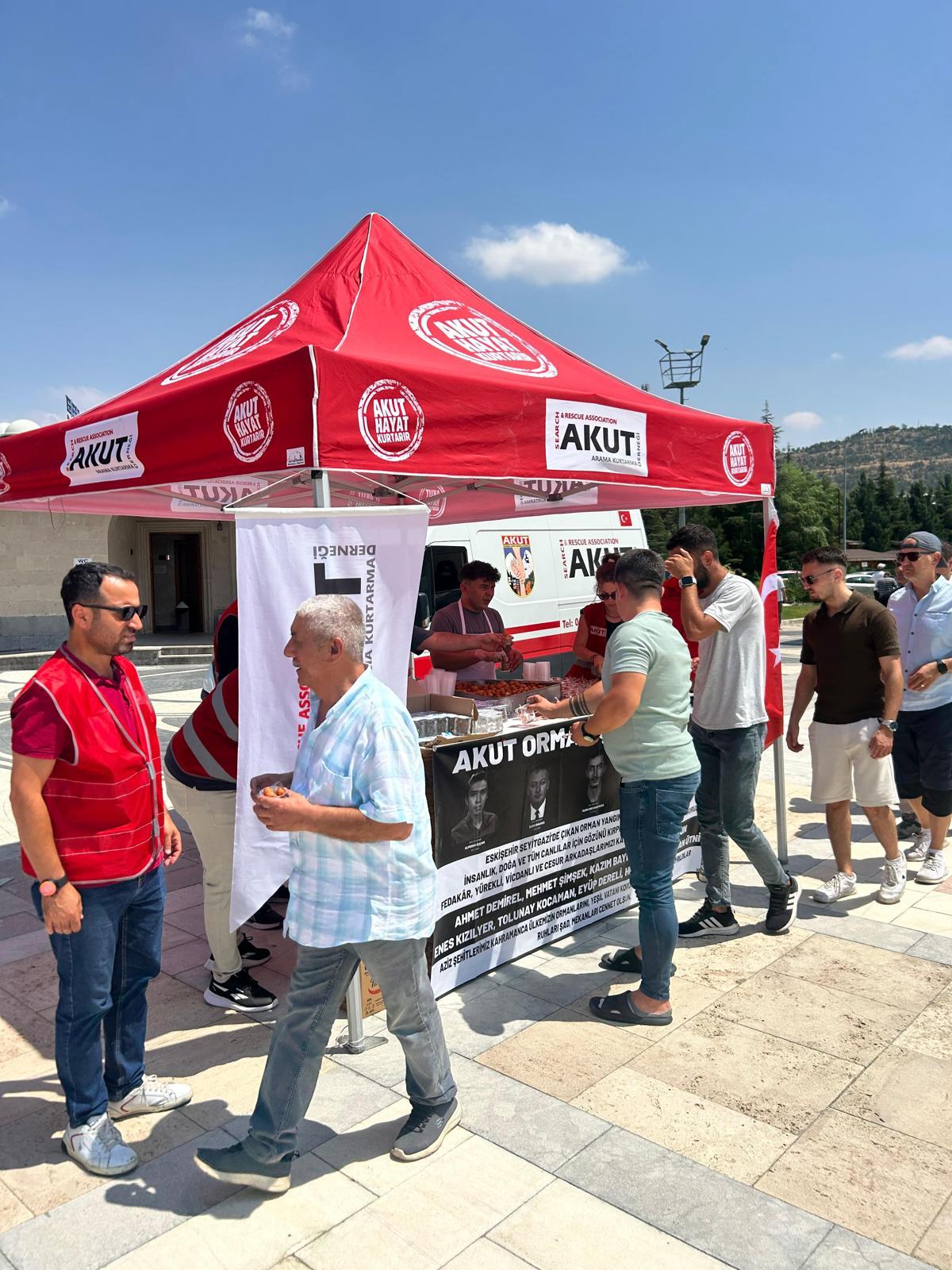 Afyonkarahisar’da AKUT ekibi, orman yangınlarıyla mücadelede hayatını kaybeden kahramanlar anısına