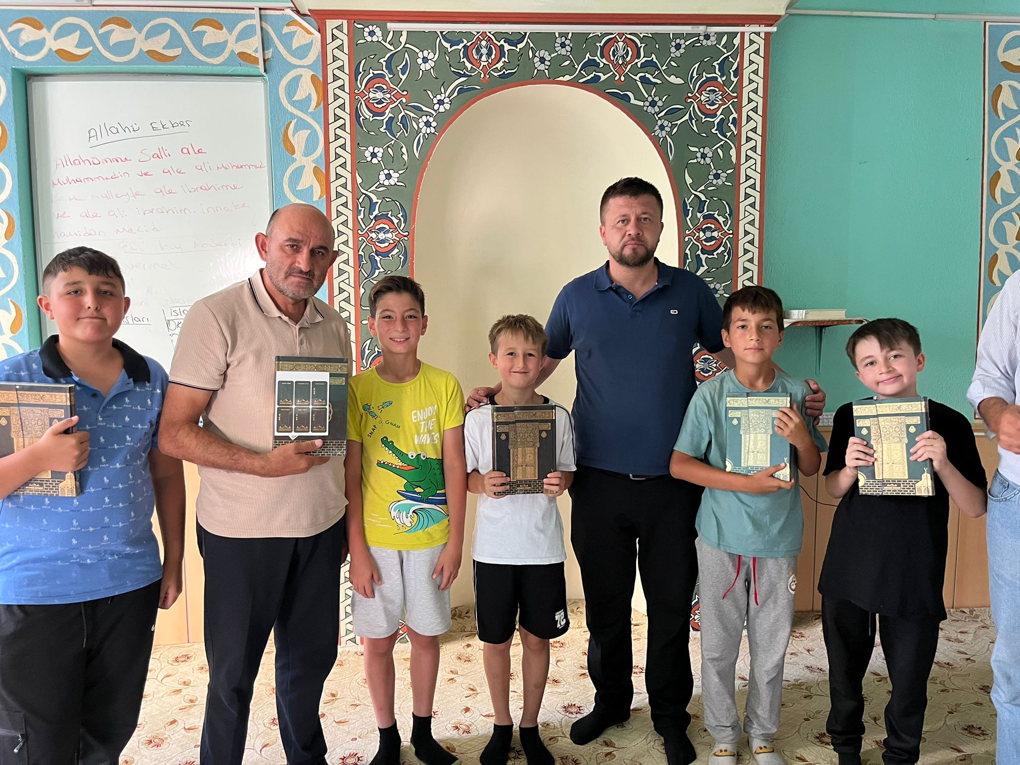 Nazmi Saatçi Mahallesi Muhtarı Hasan Sezgin, yaz tatilinde camilerde Kur’an-ı