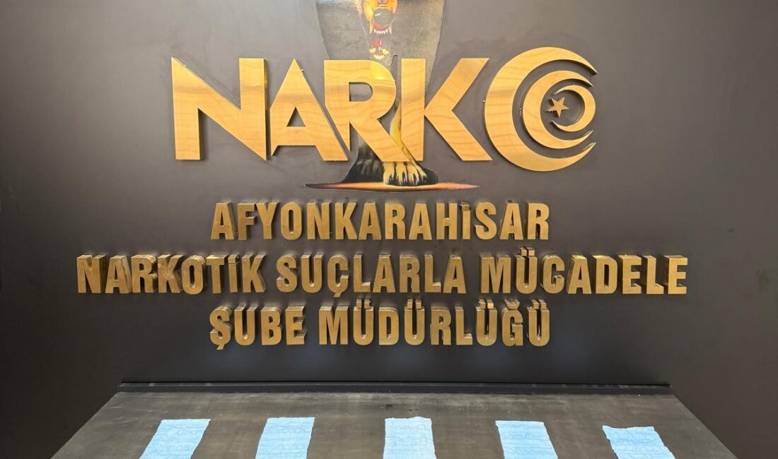 Afyonkarahisar İl Emniyet Müdürlüğü ekiplerince otogarda gerçekleştirilen kontrollerde, bir şahsın