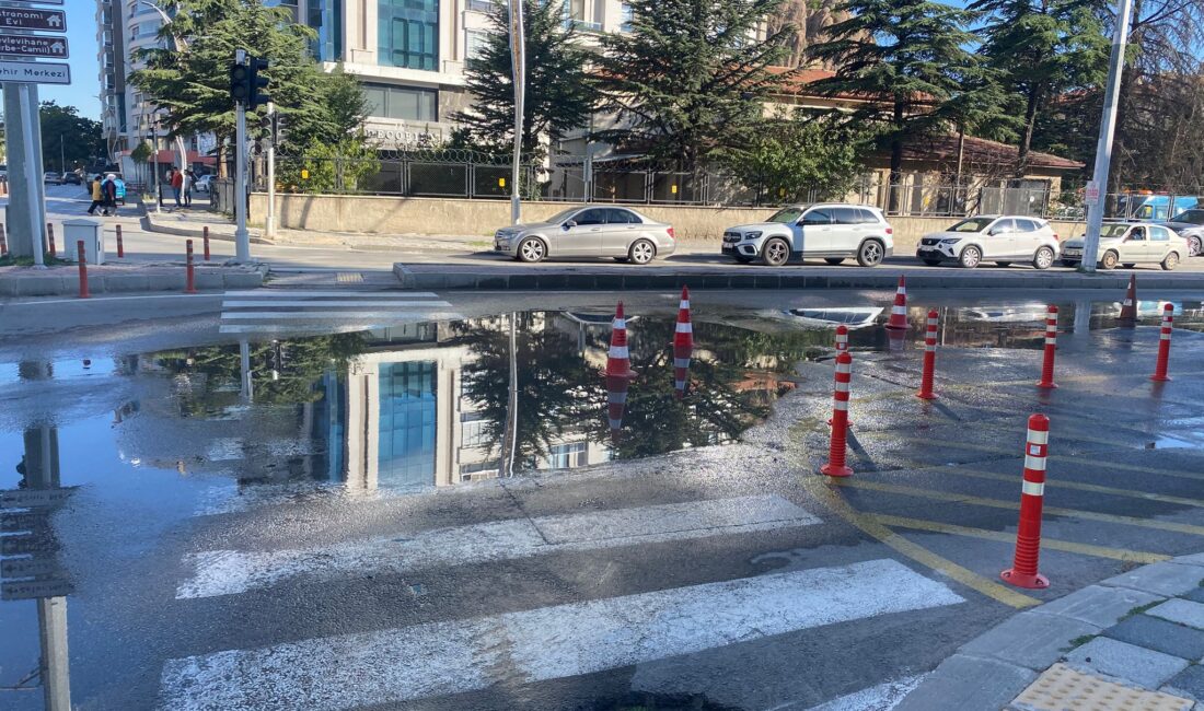 Afyonkarahisar İstasyon Caddesi’nde, Ali Çetinkaya Tren Garı yönünde ana su