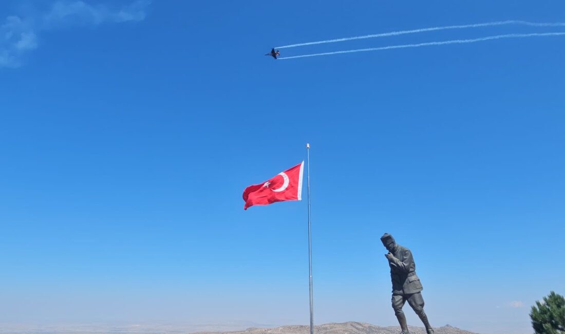 Büyük Taarruz’un 103. yılı dolayısıyla Türk Hava Kuvvetleri’nin akrobasi timi