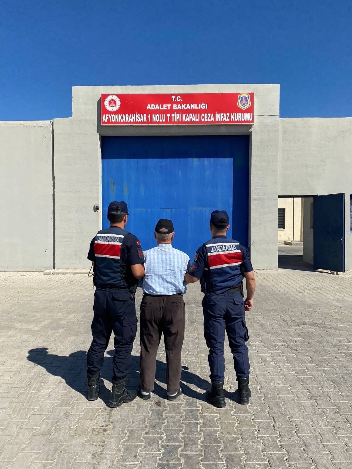 Afyonkarahisar İl Jandarma Komutanlığı, son bir haftada aranan şahısların yakalanmasına