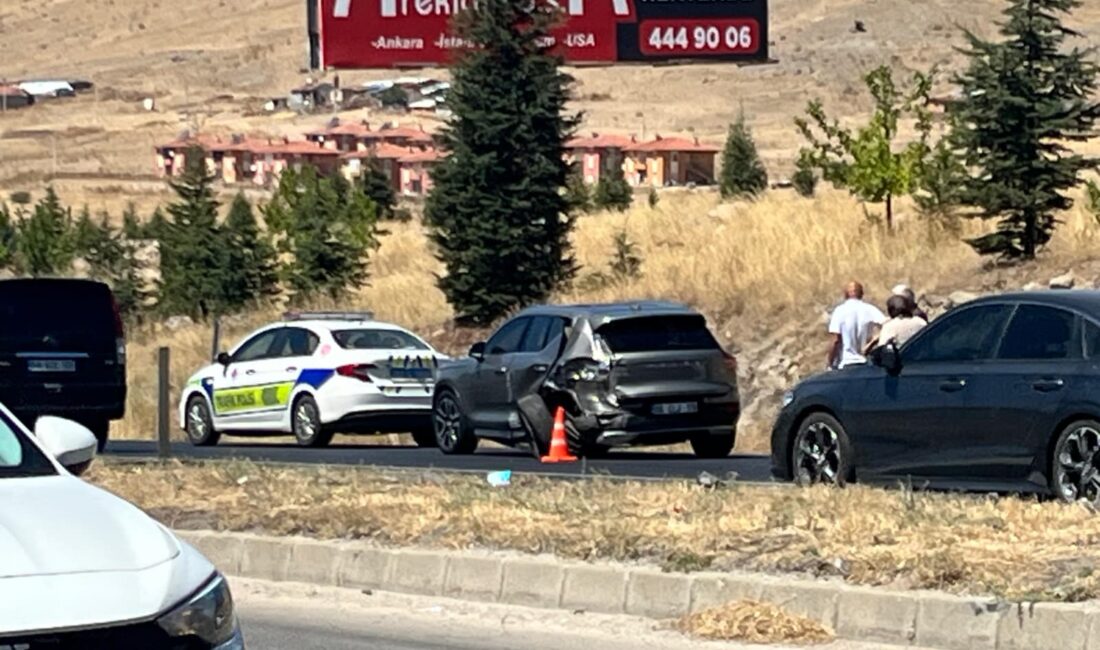 Afyonkarahisar-İzmir karayolu üzerinde maddi hasarlı bir trafik kazası meydana geldi.