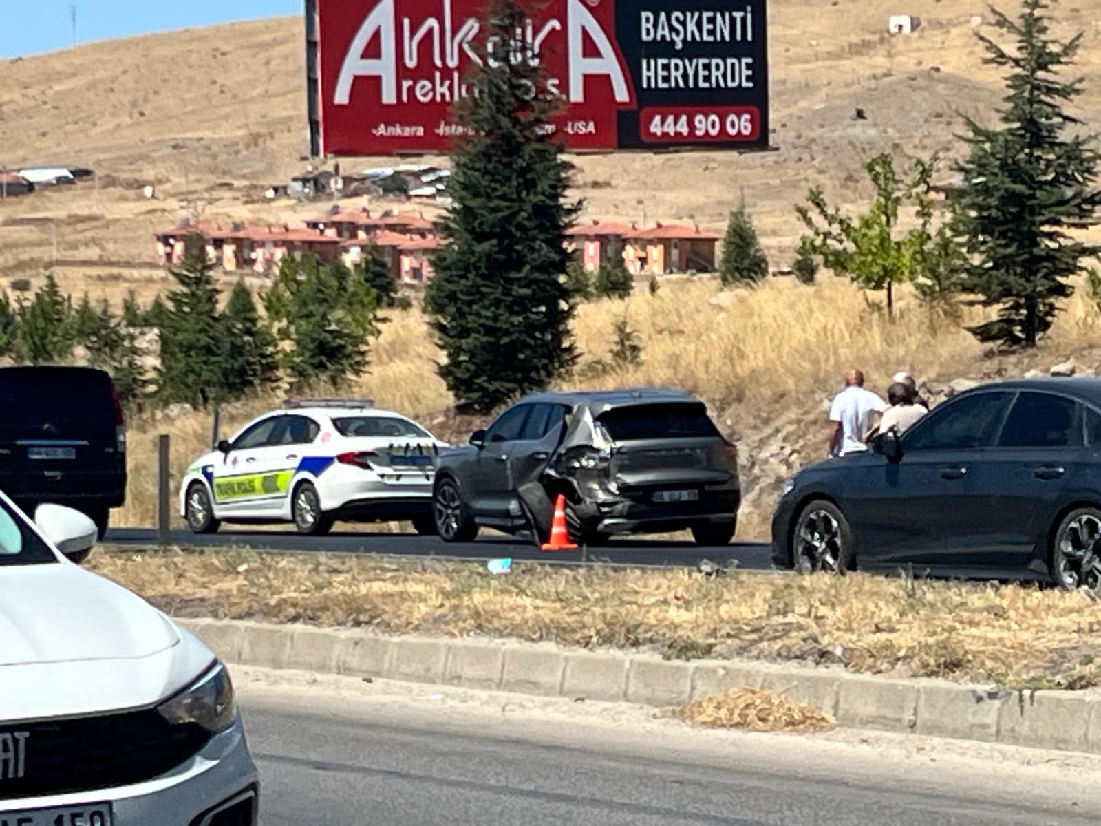 Afyonkarahisar-İzmir karayolu üzerinde maddi hasarlı bir trafik kazası meydana geldi.