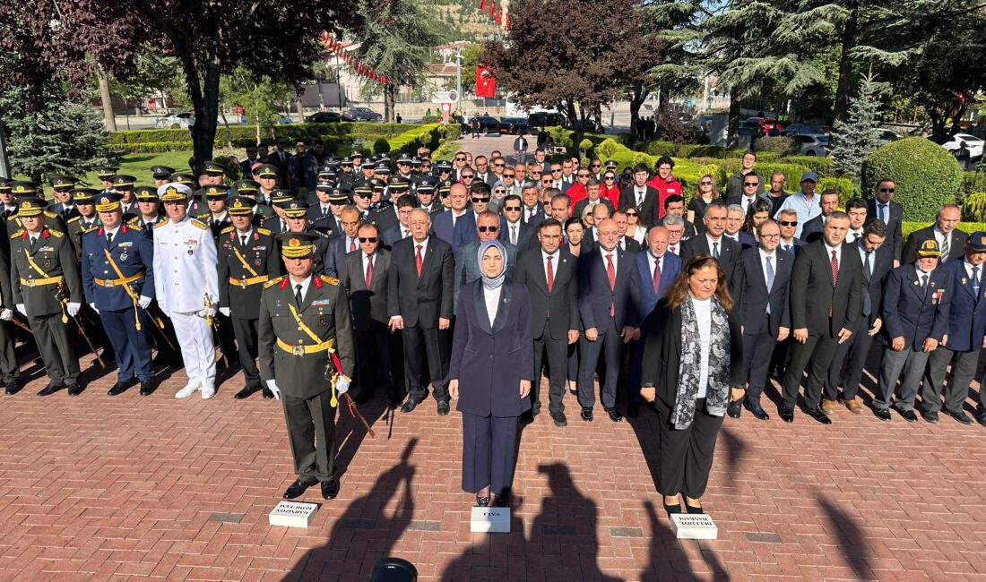 Afyonkarahisar’da 30 Ağustos Zafer Bayramı kutlamaları, Kocatepe Parkı’ndaki Atatürk Anıtı’nda