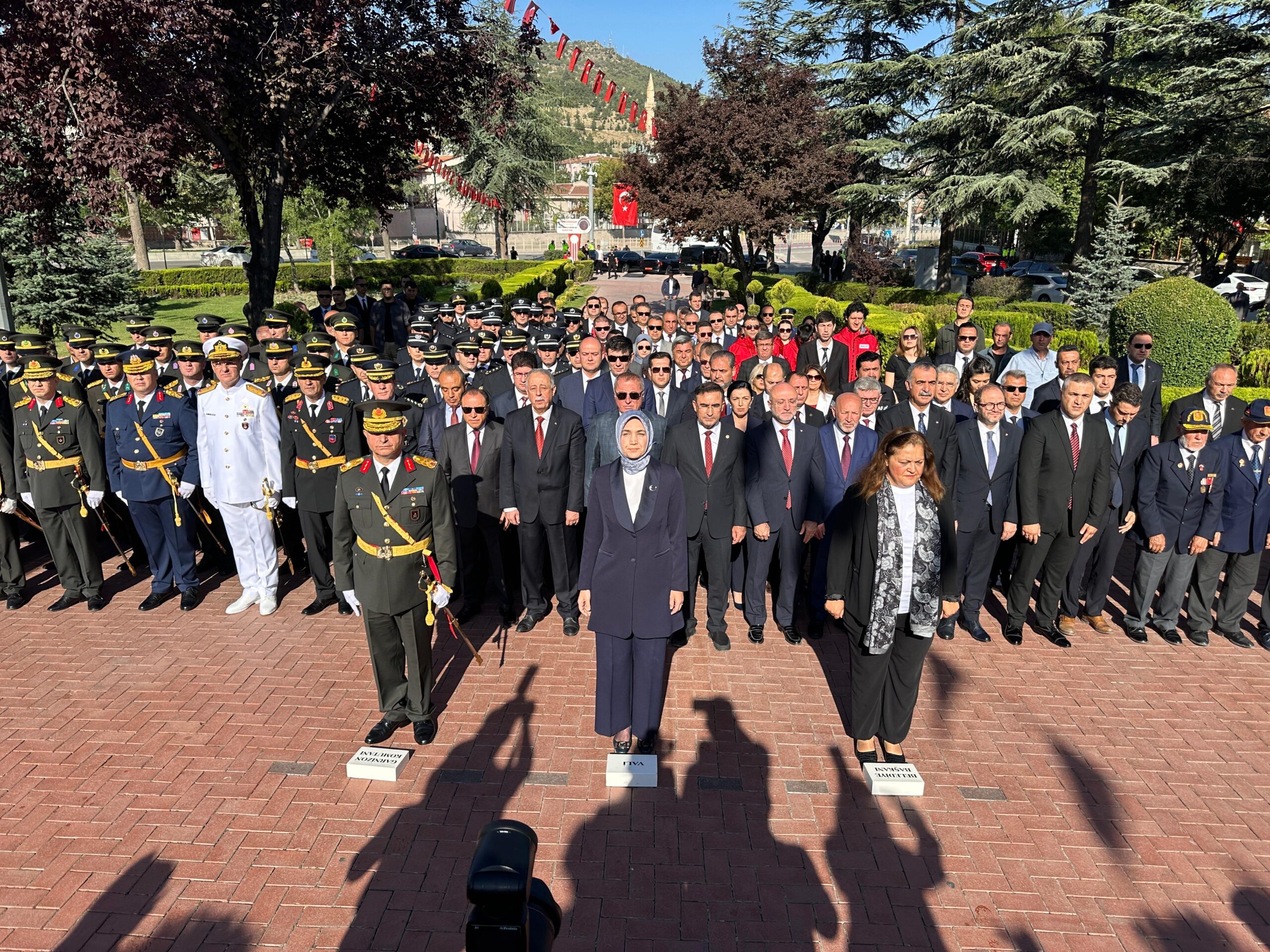 Afyonkarahisar’da 30 Ağustos Zafer Bayramı kutlamaları, Kocatepe Parkı’ndaki Atatürk Anıtı’nda