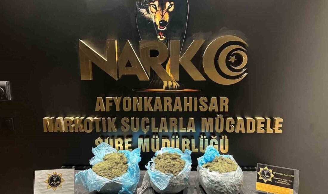 Afyonkarahisar’da 2 otomobilden 3 kilo 750 gram uyuşturucu ele geçirildi Afyonkarahisar’da polis ekiplerince 2 otomobilin içerisinde 3 kilo 750 gram