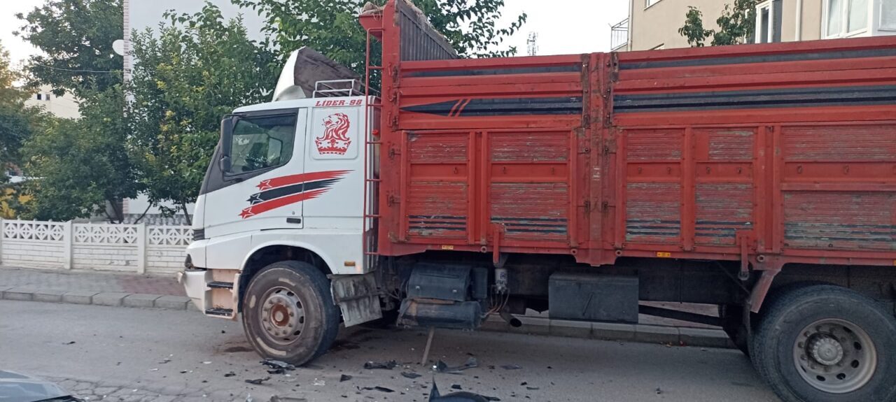 AFYONKARAHİSAR (AA) – Afyonkarahisar'da park halindeki kamyona çarpan otomobildeki 4