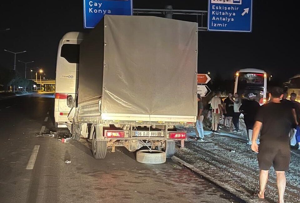 
Afyonkarahisar-Ankara Çevre Yolu üzerinde meydana gelen trafik kazasında, kamyonetin yolcu