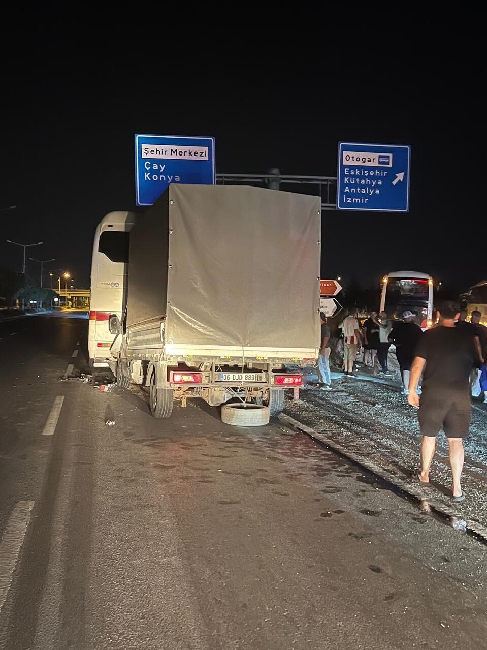 
Afyonkarahisar-Ankara Çevre Yolu üzerinde meydana gelen trafik kazasında, kamyonetin yolcu