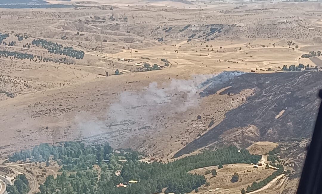 AFYONKARAHİSAR (AA) – Afyonkarahisar'da otluk alanda çıkan yangın, ekiplerin müdahalesiyle
