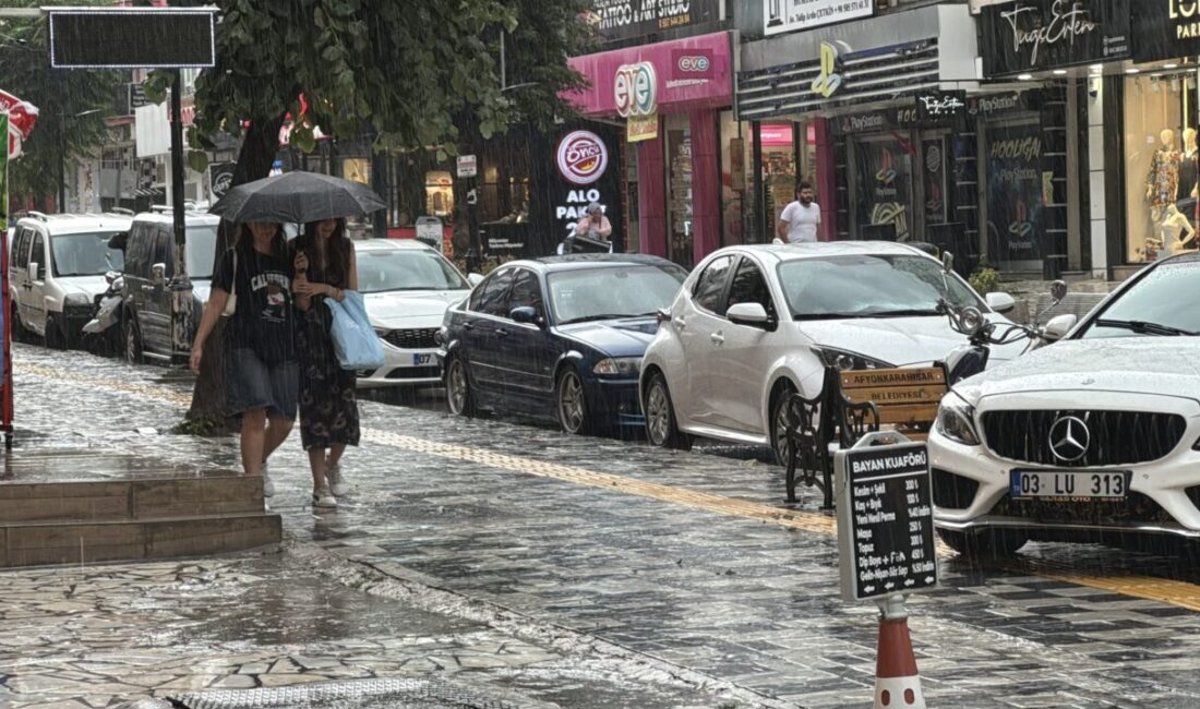 AFYONKARAHİSAR (AA) – Afyonkarahisar'da gök gürültülü sağanak nedeniyle trafikte sürücüler