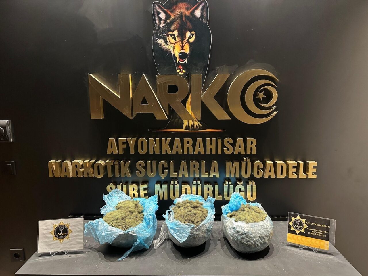 AFYONKARAHİSAR (AA) – Afyonkarahisar'da uyuşturucu ele geçirilen otomobildeki 3 şüpheli