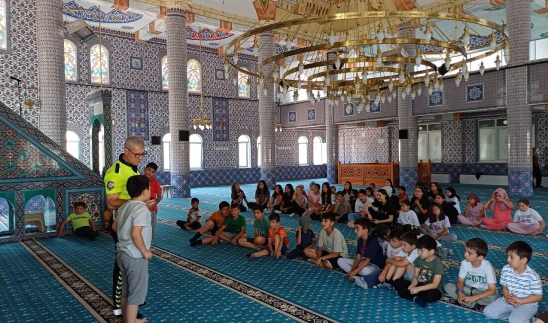 AFYONKARAHİSAR (AA) – Afyonkarahisar'da Yaz Kur'an Kurslarındaki çocuklara trafik eğitimi