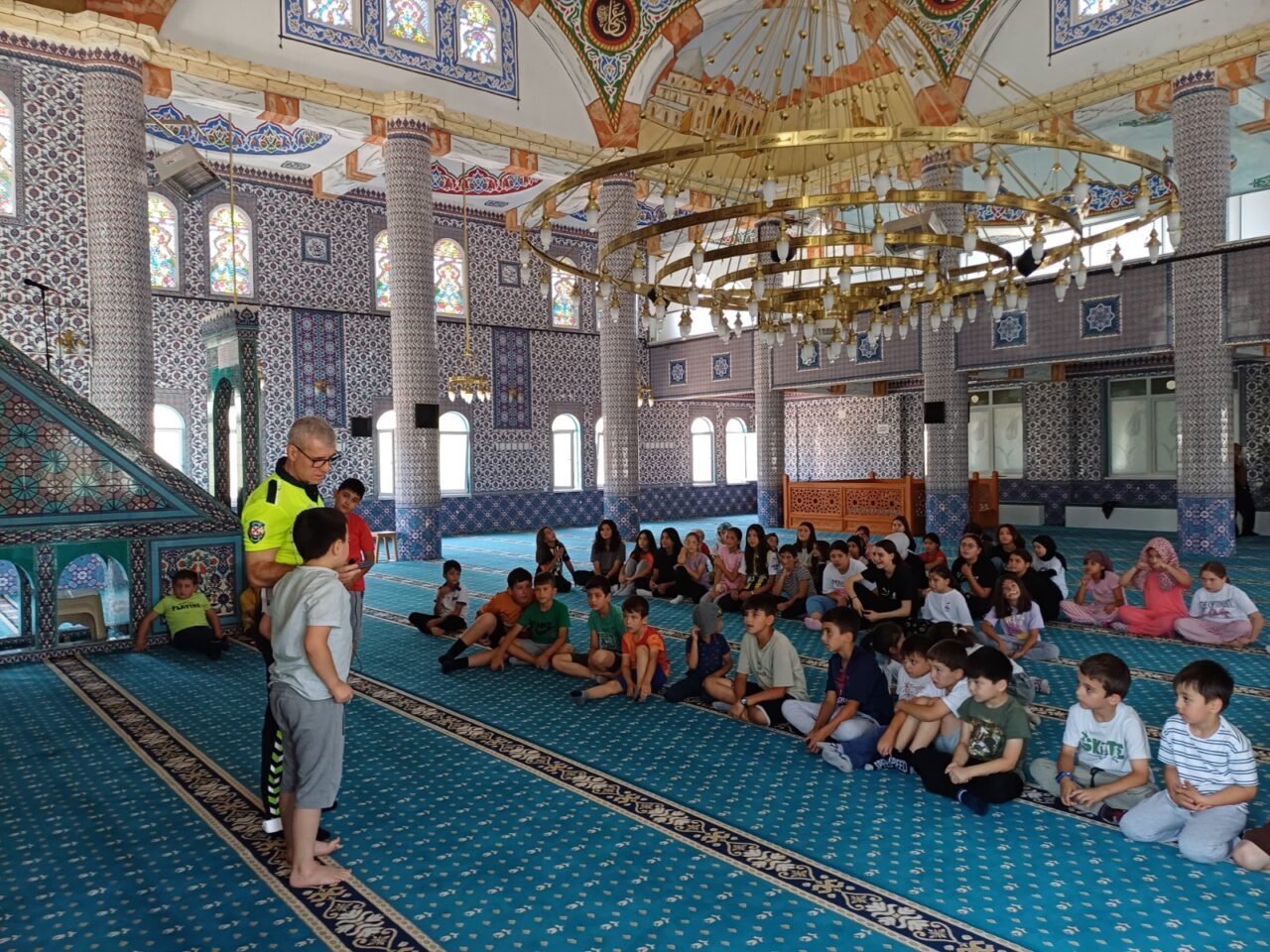 AFYONKARAHİSAR (AA) – Afyonkarahisar'da Yaz Kur'an Kurslarındaki çocuklara trafik eğitimi