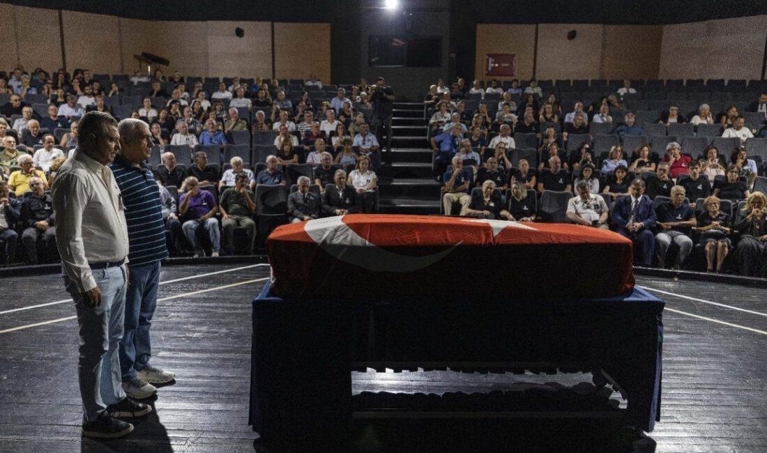 Eski Dokuz Eylül Üniversitesi (DEÜ) Rektörü Prof. Dr. Emin Alıcı,