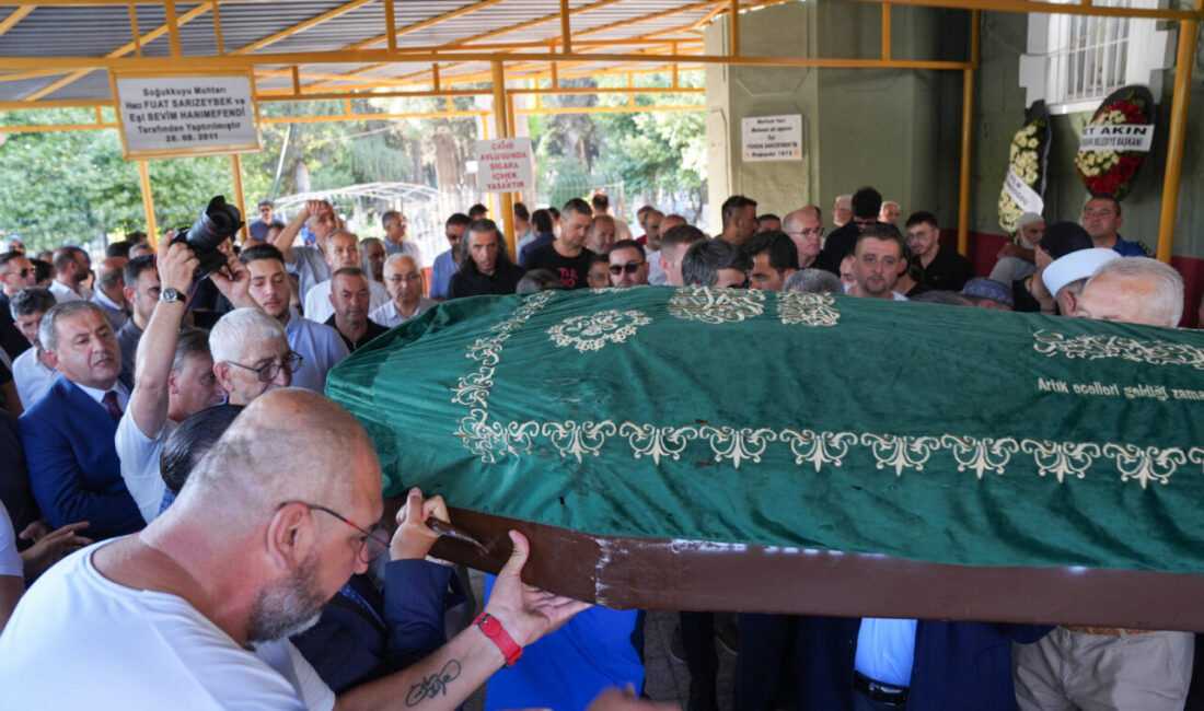 Balıkesir'in Sındırgı ilçesinde dün meydana gelen 6,1 büyüklüğündeki depremde yıkılan