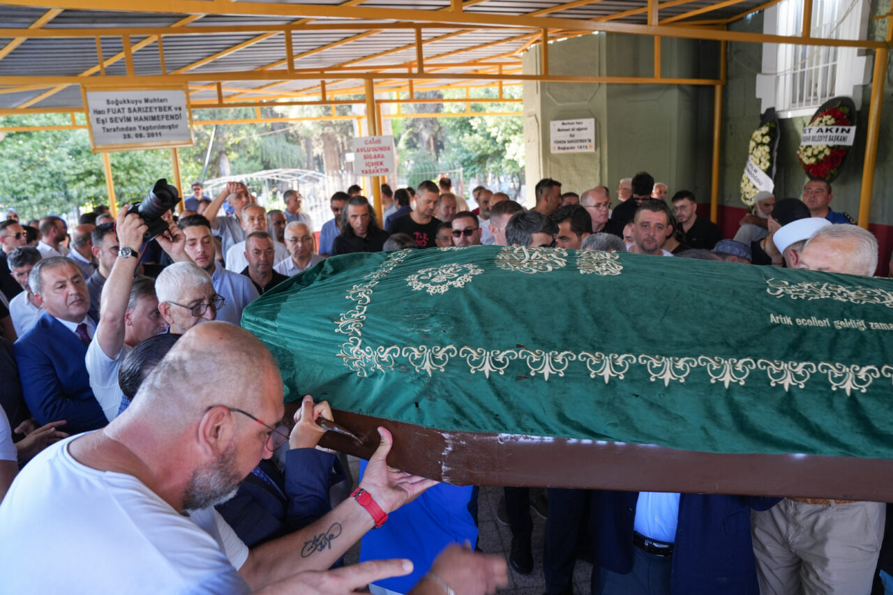Balıkesir'in Sındırgı ilçesinde dün meydana gelen 6,1 büyüklüğündeki depremde yıkılan