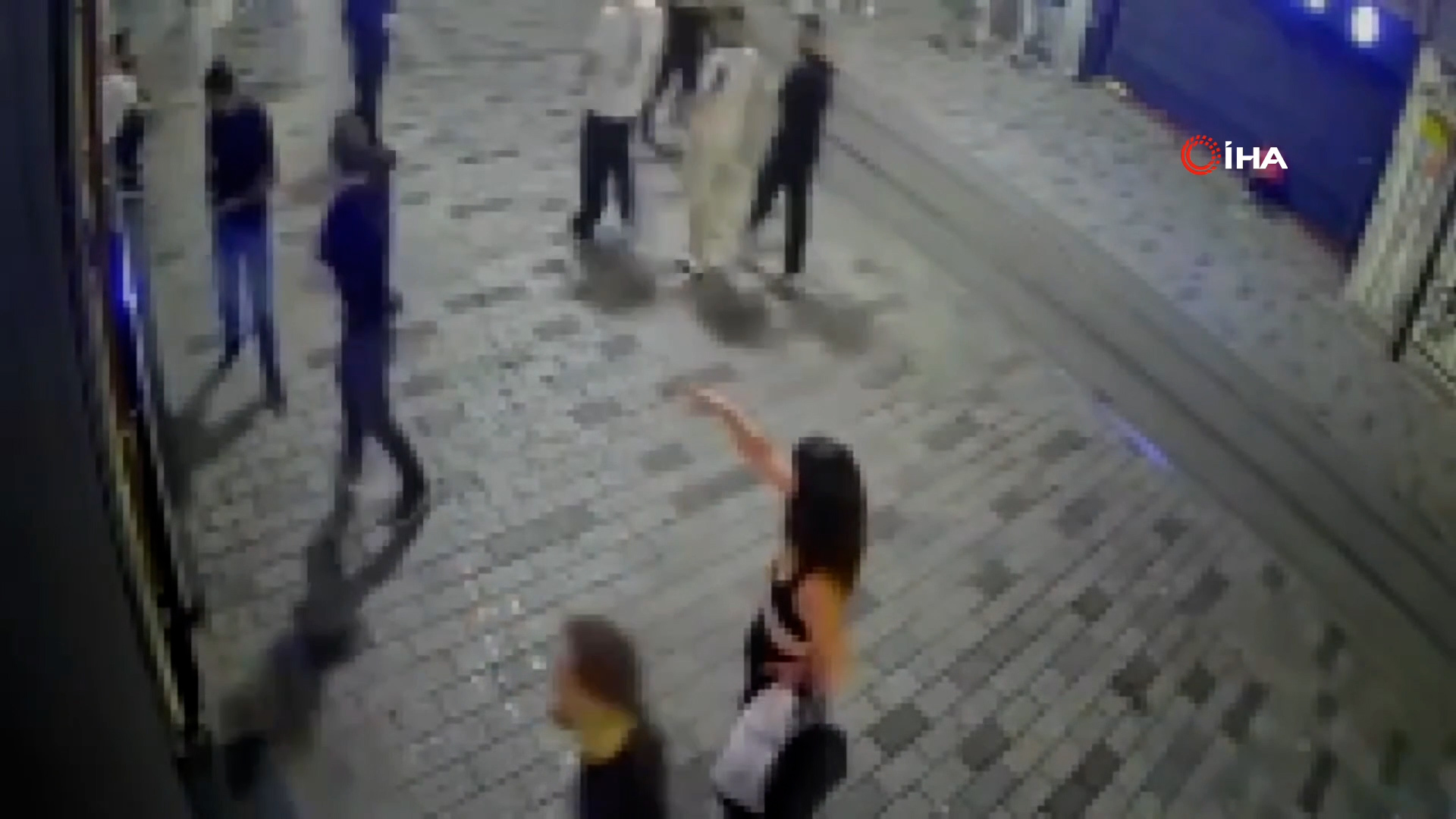 İstanbul Taksim'de bir eğlence mekanında başlayan kıskançlık kavgası, bıçaklı saldırıya