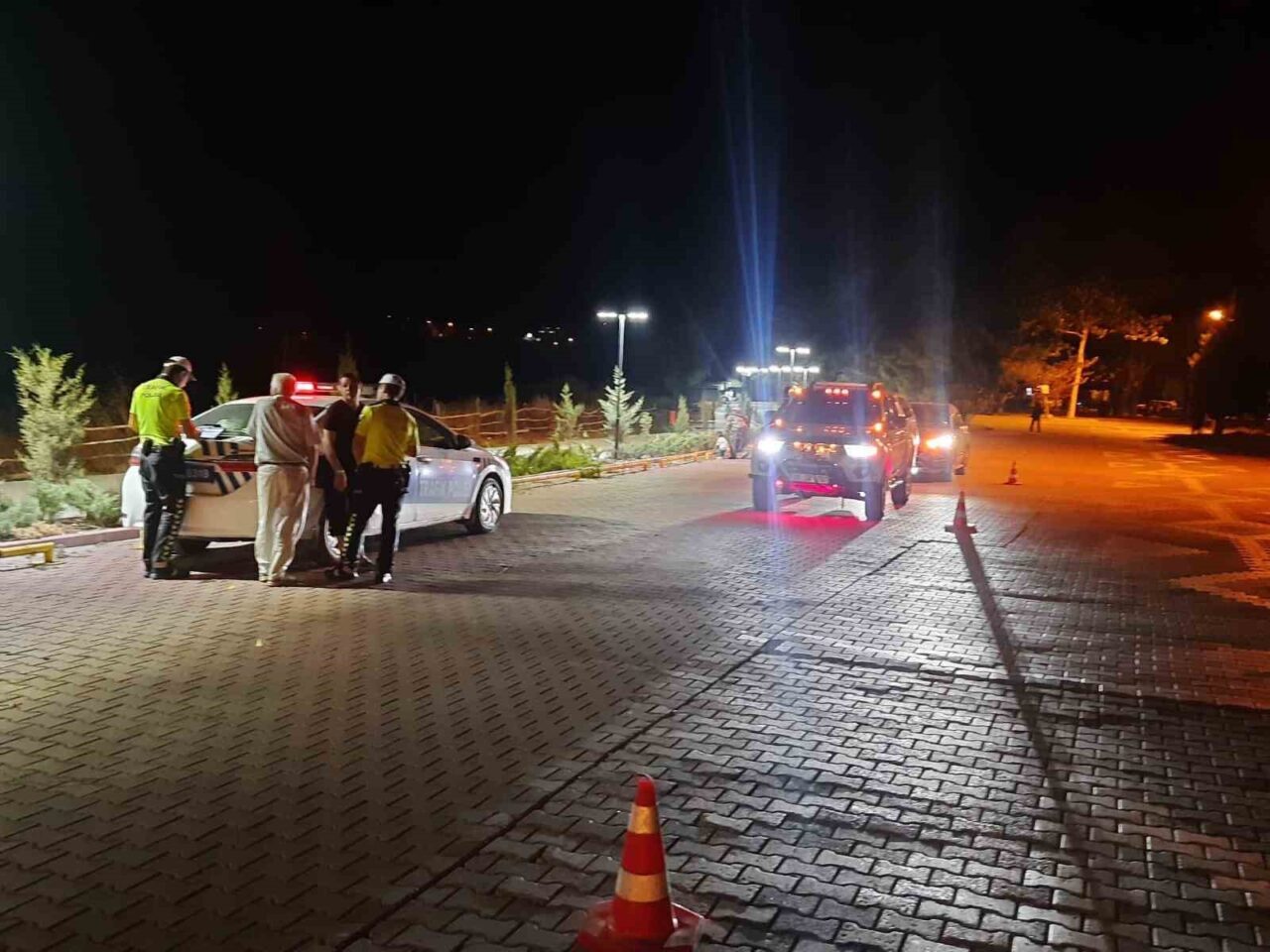 Bilecik’te polis ekiplerince gerçekleştirilen trafik denetimleri sonucunda, 187 sürücüye çeşitli
