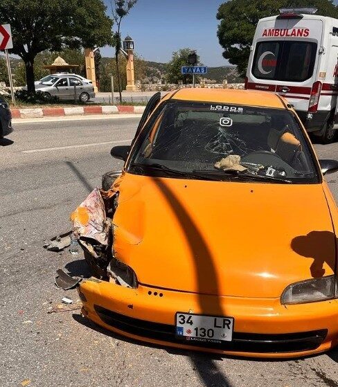 Bilecik’te seyir halindeyken kontrolden çıkan otomobilin aydınlatma direğine çarpması sonucunda