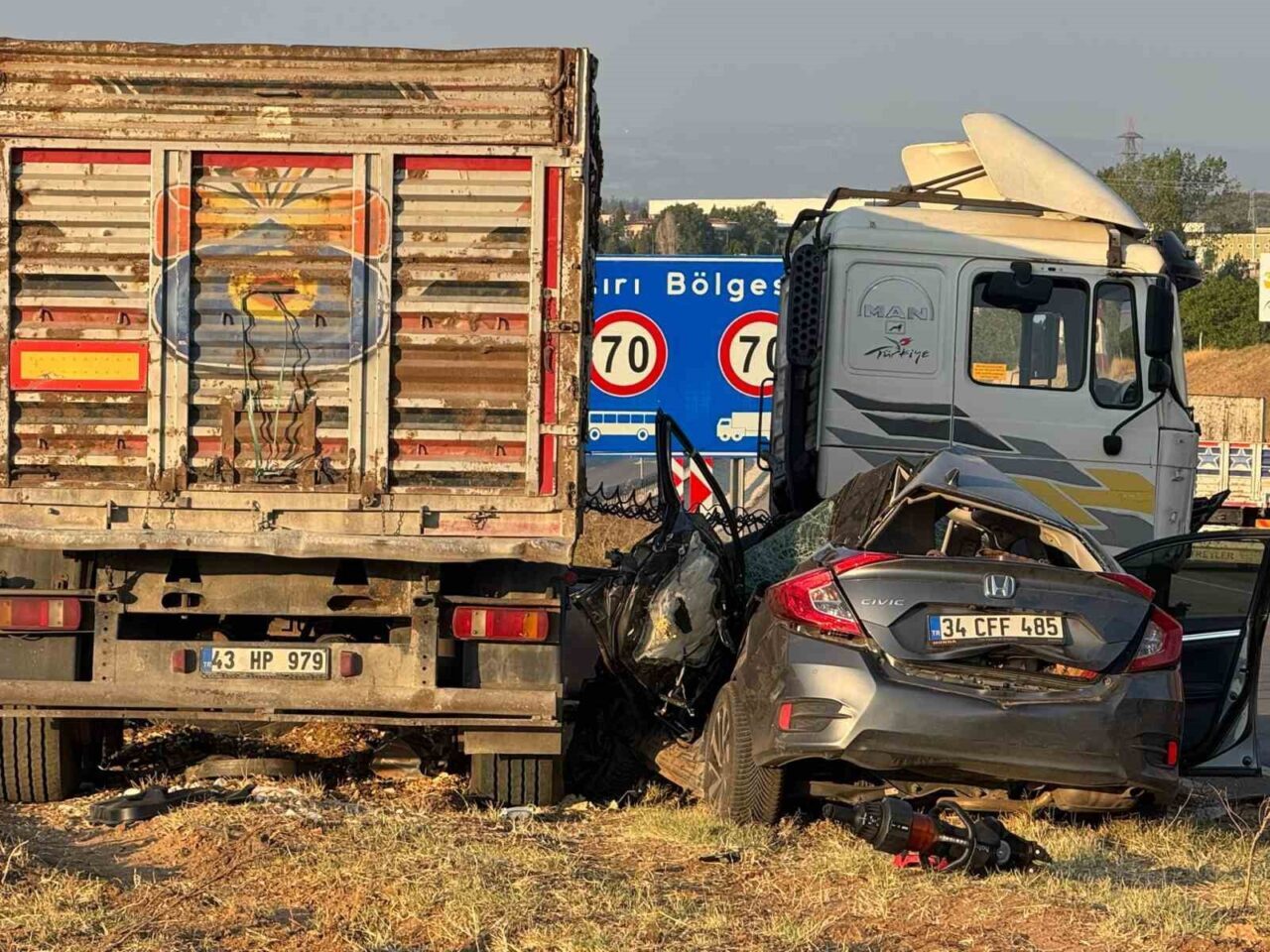 Bilecik'te, bir tır ile otomobilin karıştığı feci trafik kazasında bir